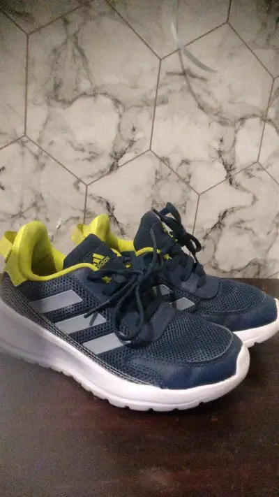 Zapatillas deportivas Adidas azul y amarillo - miniatura 1