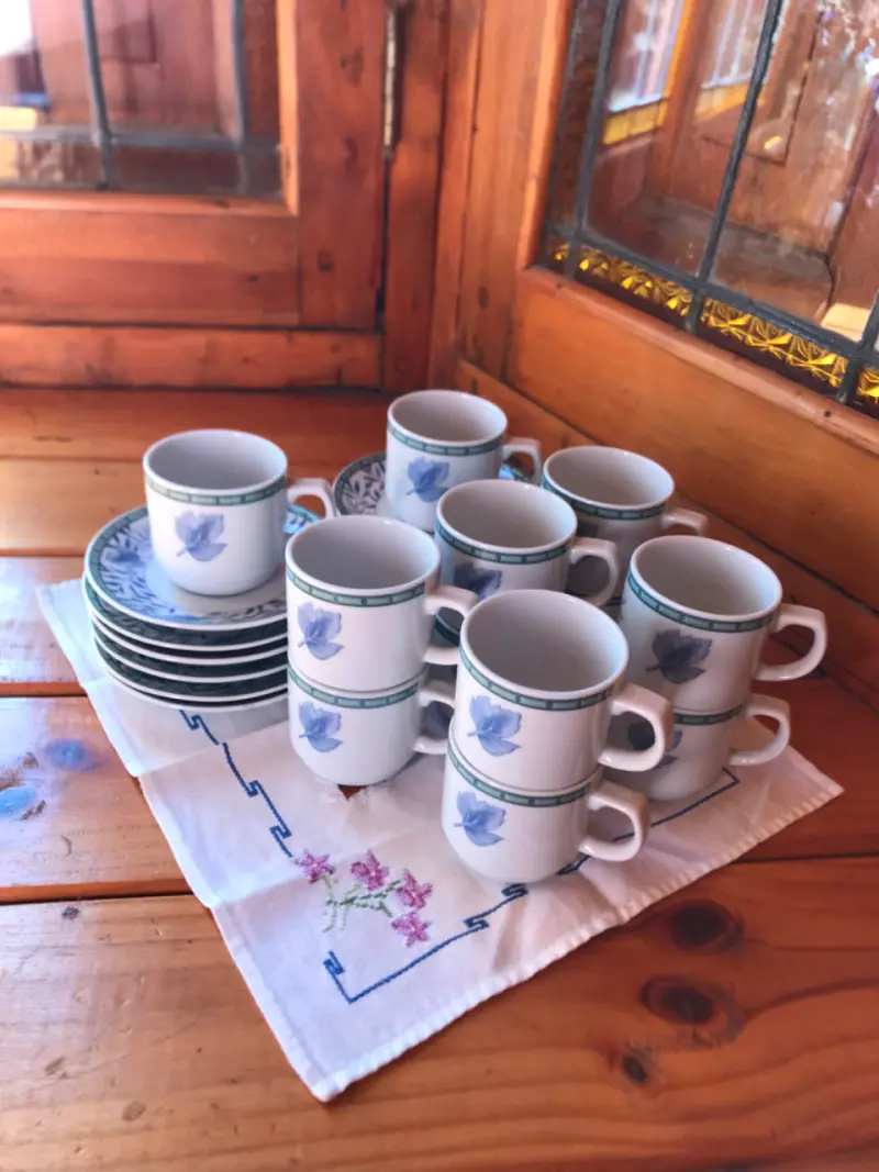 Juego de tazas de porcelana con platos