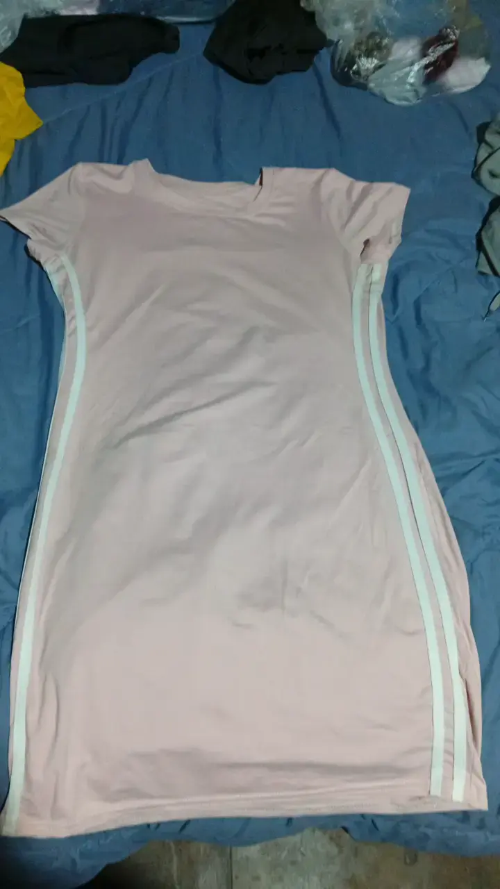 Vestido casual rosa con franjas blancas