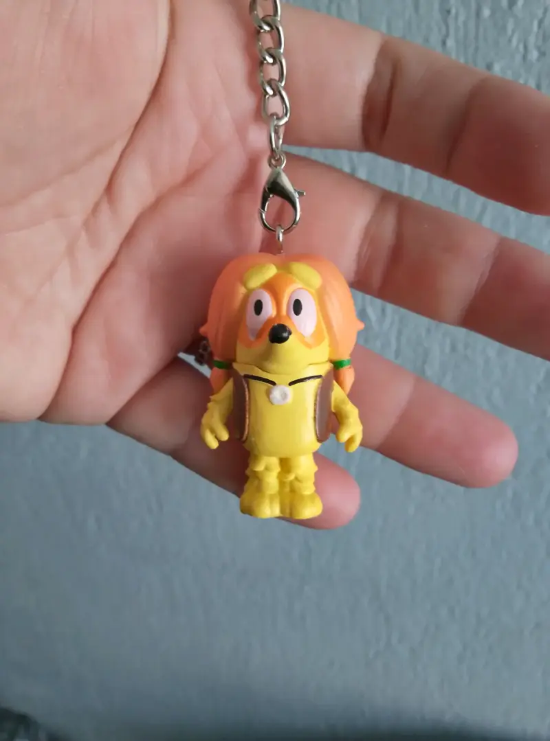 Llavero figura de personaje amarillo - 1