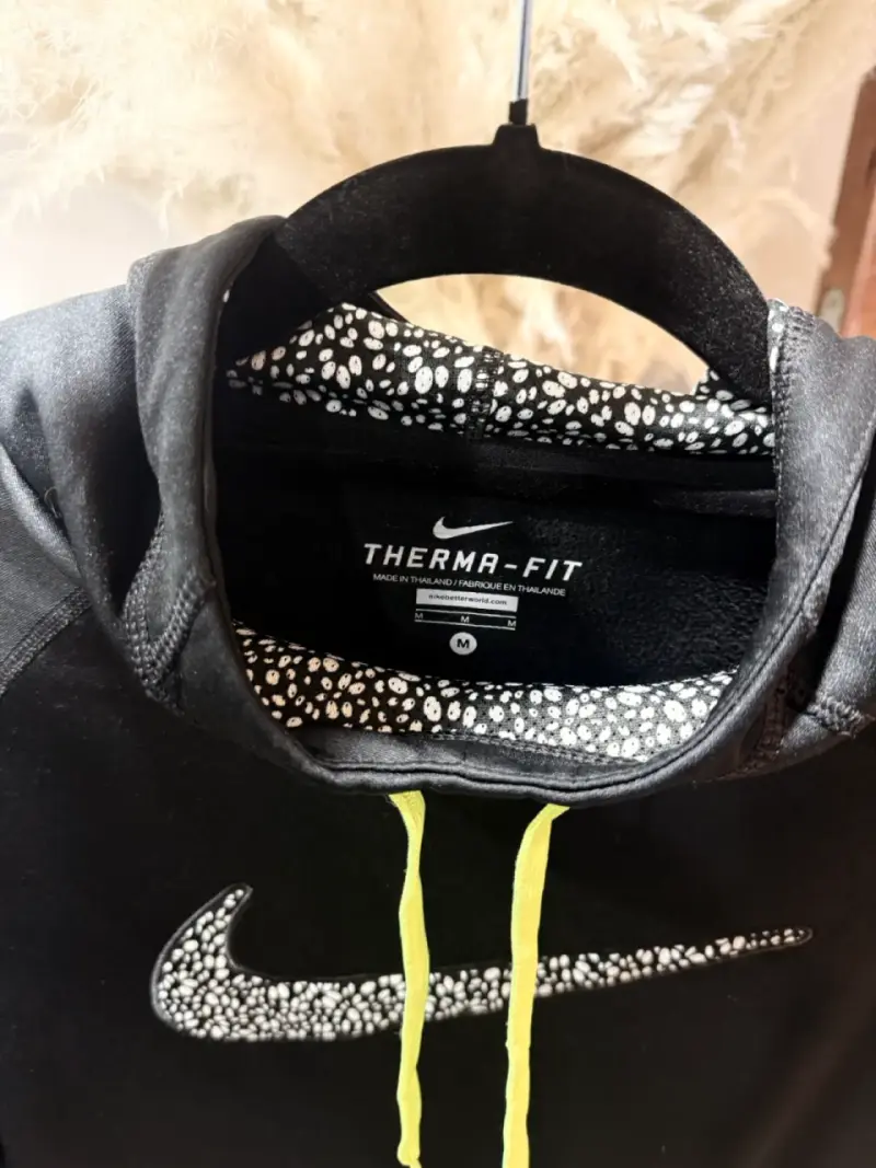 Polerón Nike negro con capucha y logo - 2