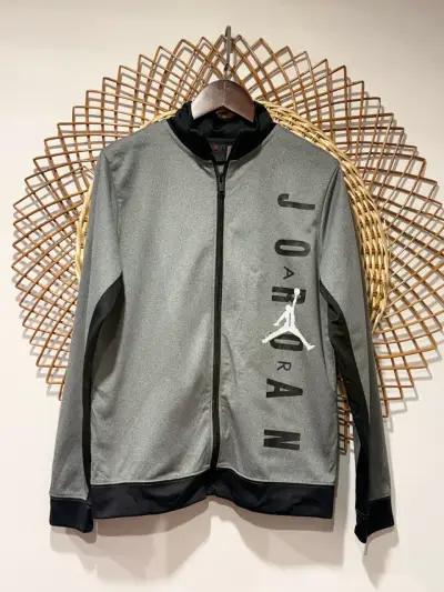 Chaqueta deportiva Jordan gris y negra - miniatura 1