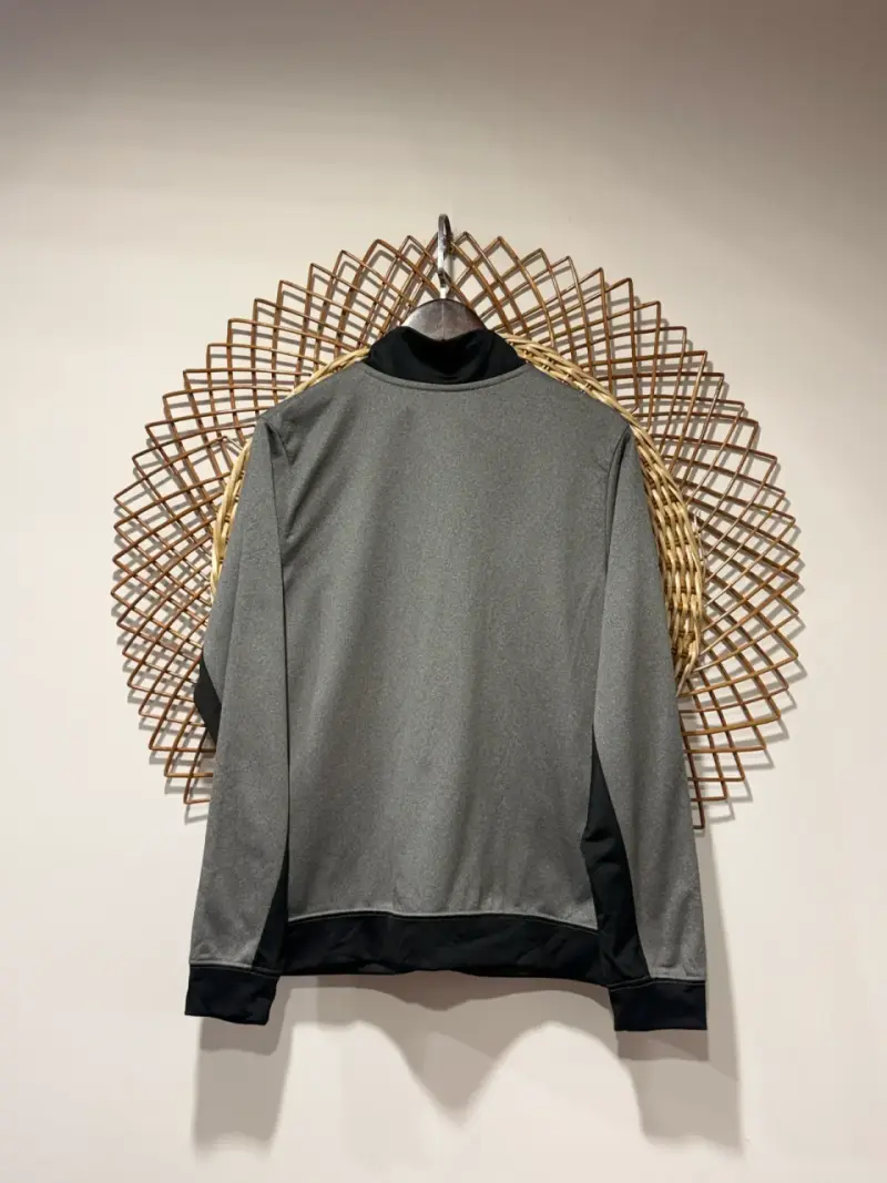 Chaqueta deportiva Jordan gris y negra - 2