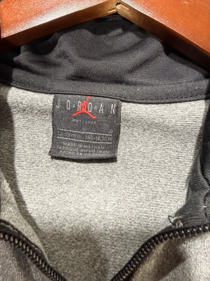 Chaqueta deportiva Jordan gris y negra - 3