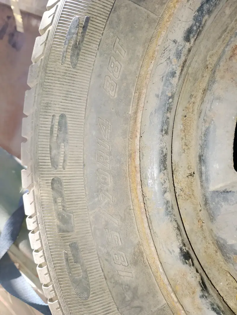 Neumático usado 185/70R14 en buen estado - 1