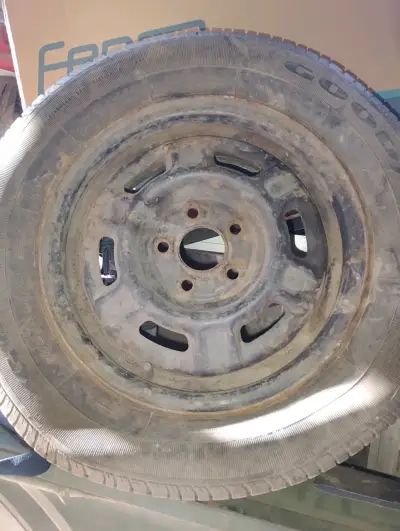 Neumático usado 185/70R14 en buen estado - miniatura 2
