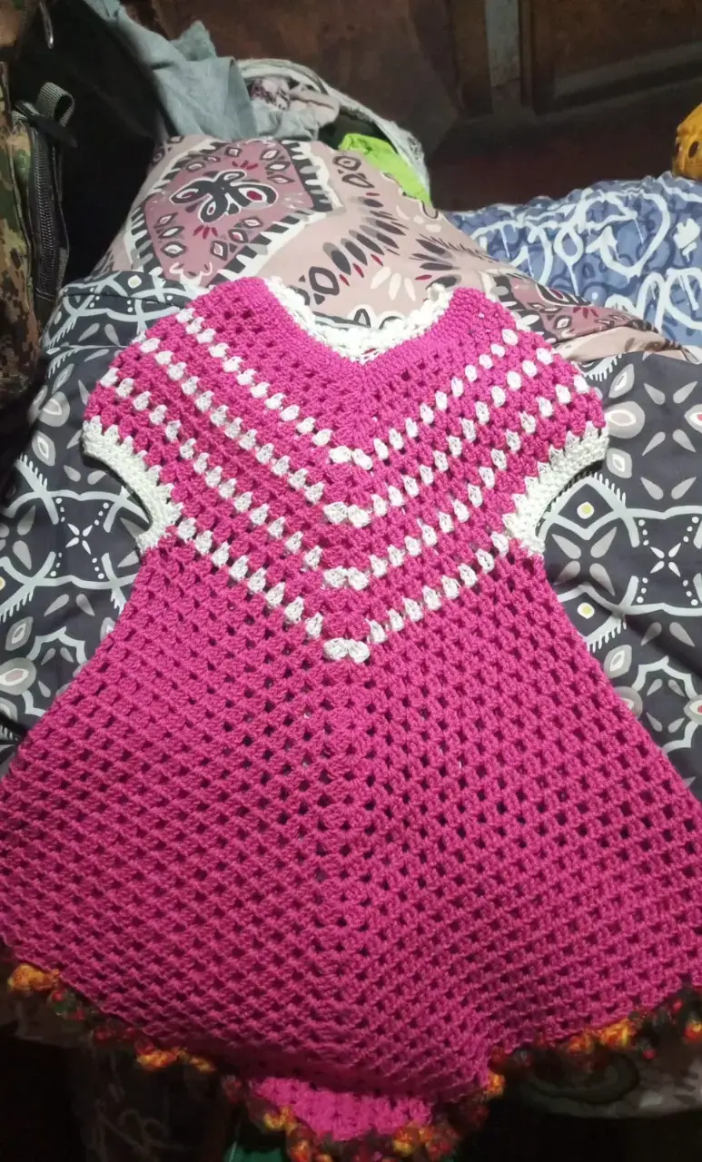 Vestido tejido a crochet para niña