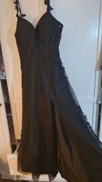 Vestido de noche negro con encaje floral - miniatura 1