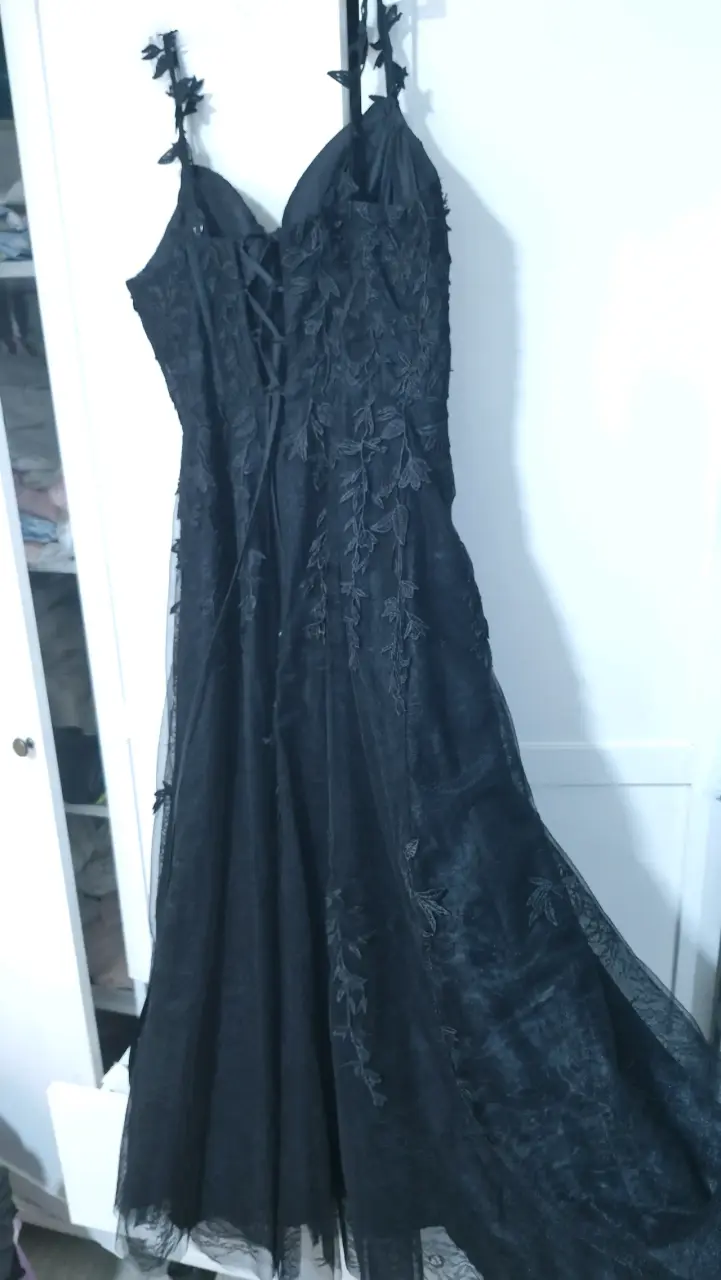 Vestido de noche negro con encaje floral - 2