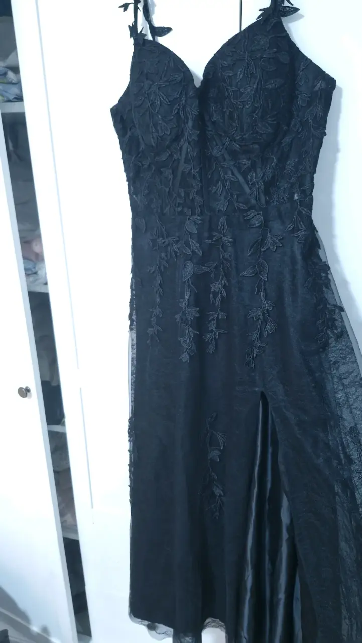 Vestido de noche negro con encaje floral - 4