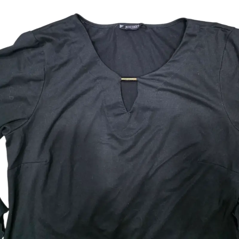 Blusa negra de manga larga elegante - 2