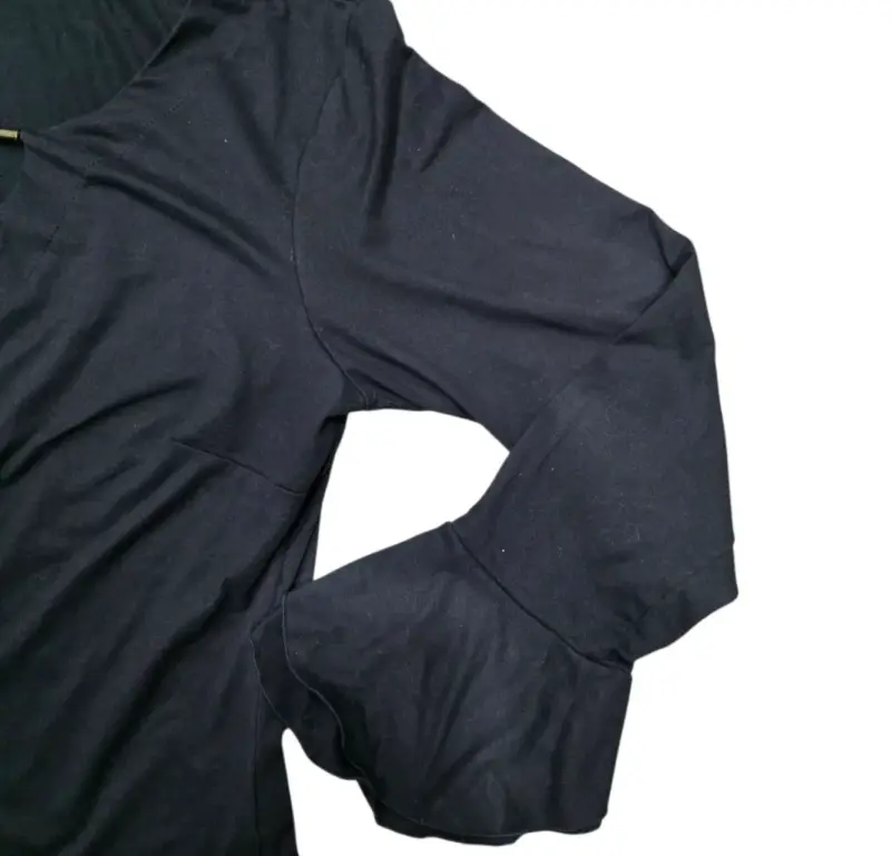 Blusa negra de manga larga elegante - 3