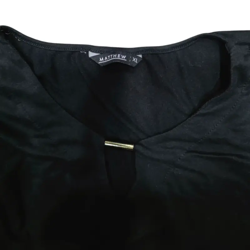 Blusa negra de manga larga elegante - 4