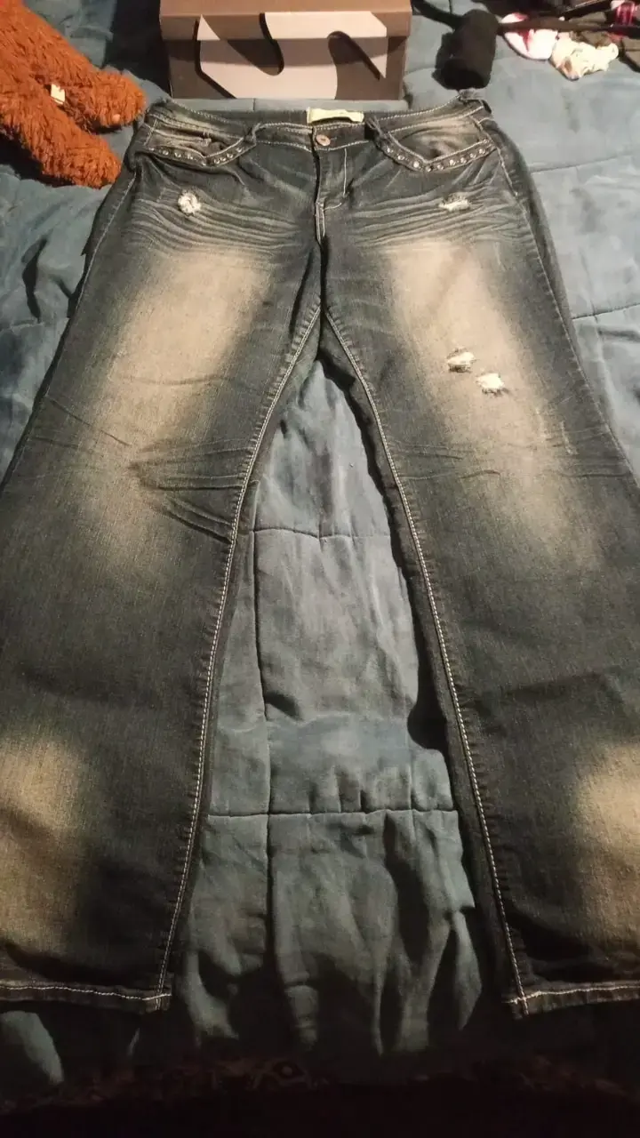 Jeans desgastados con detalles de roturas