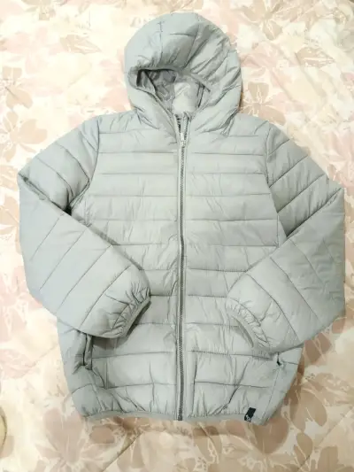 Chaqueta acolchada gris con capucha - miniatura 1