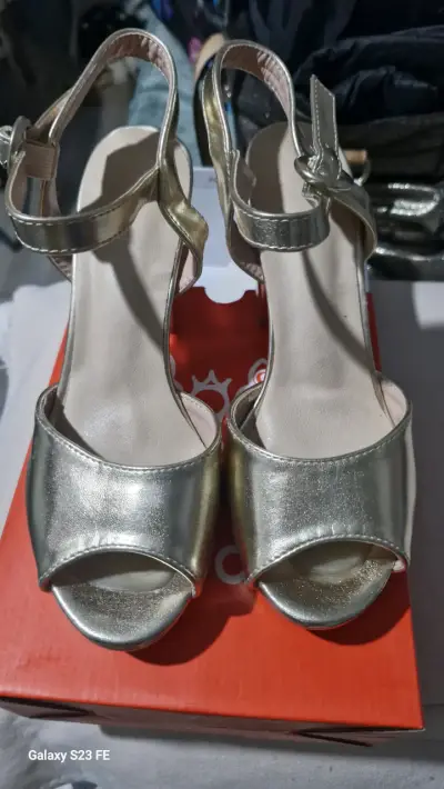 Sandalias doradas de tacón bajo elegantes - miniatura 1