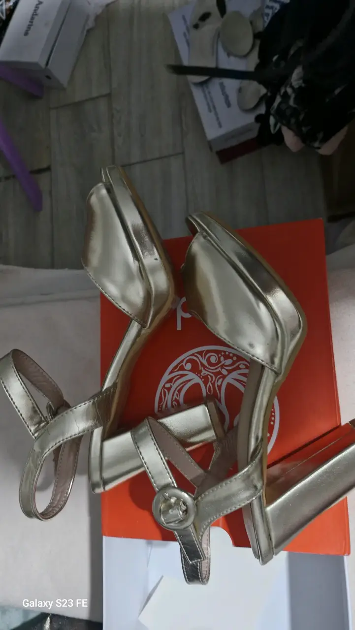 Sandalias doradas de tacón bajo elegantes - 2