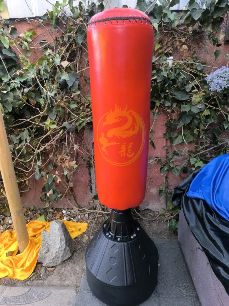 Saco de boxeo de pie rojo con base - 1