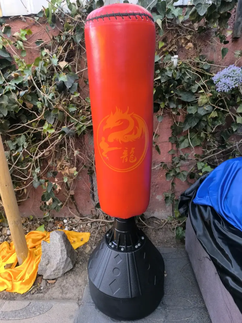 Saco de boxeo de pie rojo con base - 2