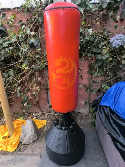 Saco de boxeo de pie rojo con base - miniatura 2