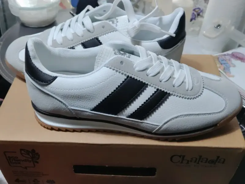Zapatillas deportivas blancas y negras Chalada