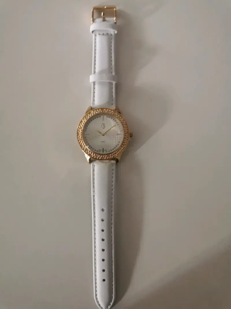 Reloj de pulsera dorado con correa blanca - 1