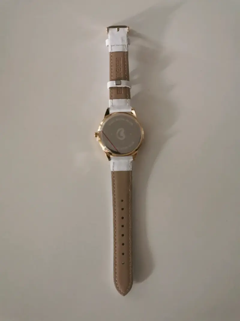 Reloj de pulsera dorado con correa blanca - 2