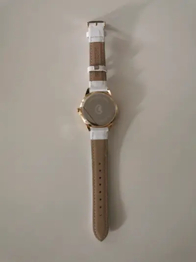 Reloj de pulsera dorado con correa blanca - miniatura 2