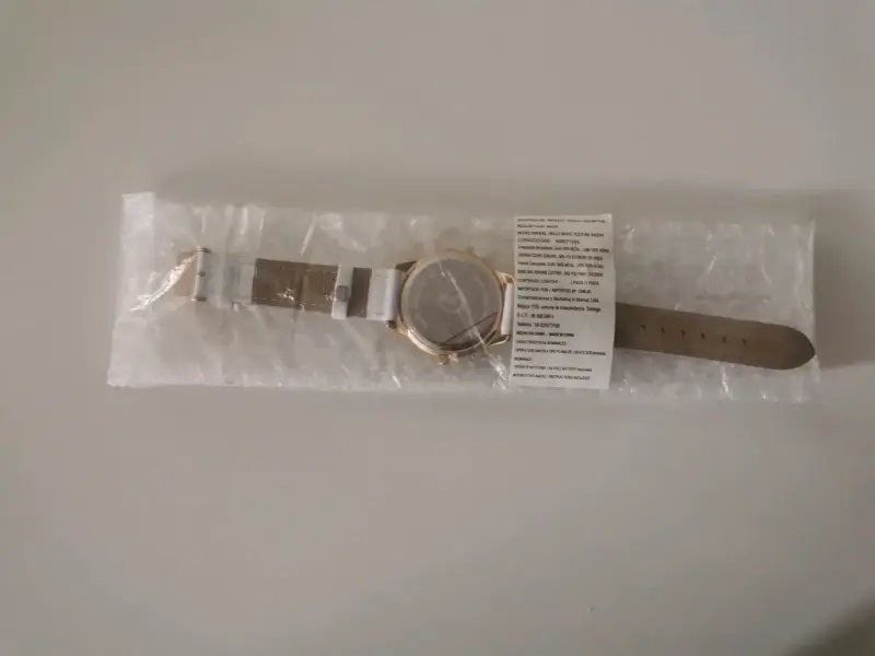 Reloj de pulsera dorado con correa blanca - 3