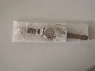 Reloj de pulsera dorado con correa blanca - miniatura 3