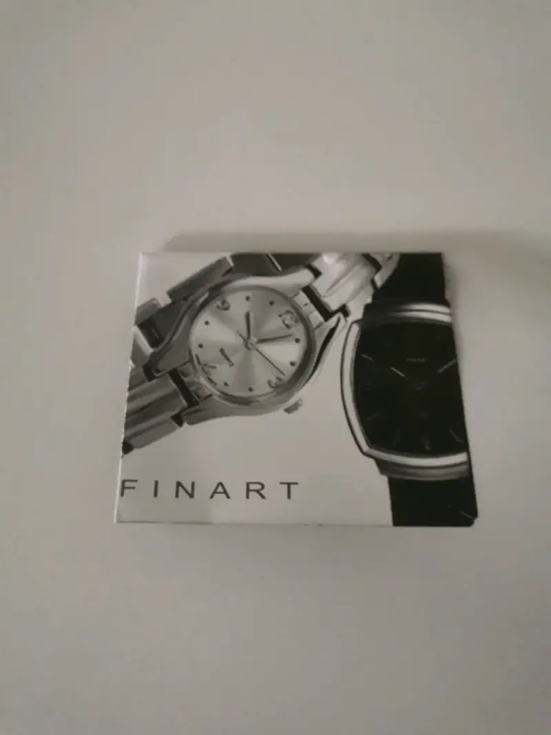 Reloj de pulsera dorado con correa blanca - 4