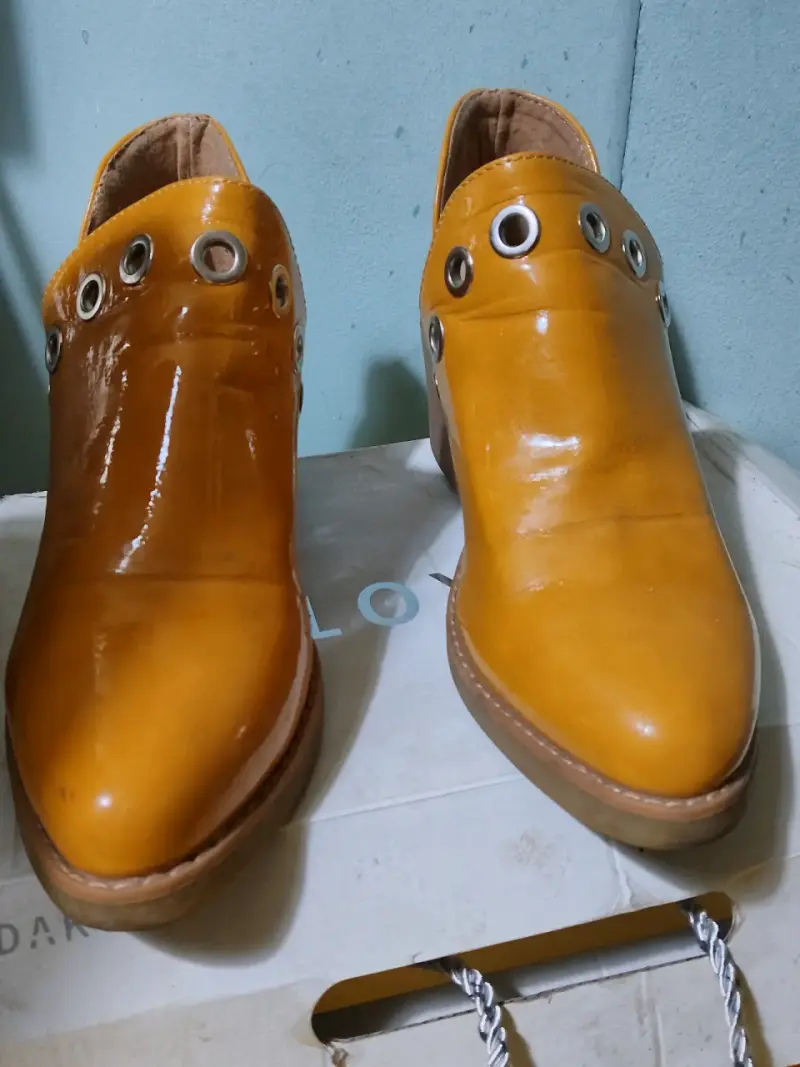 Botines de cuero amarillo con ojales metálicos