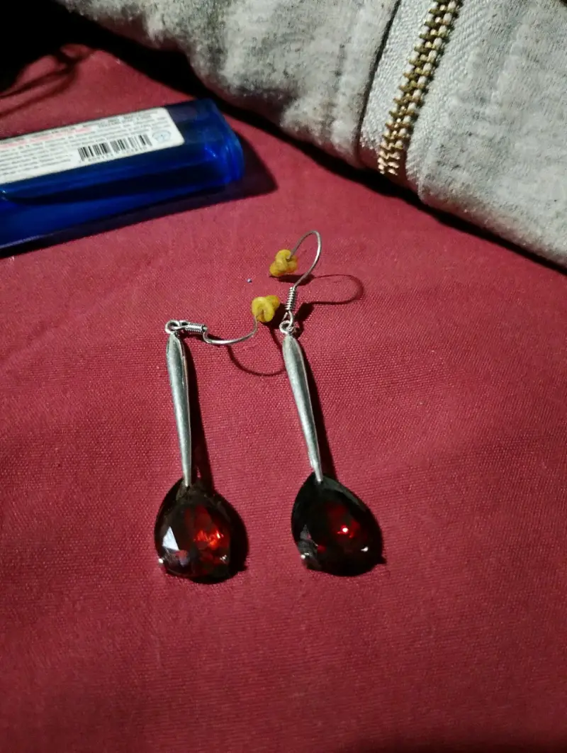 Pendientes largos con piedras rojas