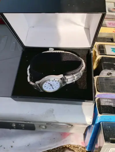 Reloj de pulsera clásico con correa metálica - miniatura 1
