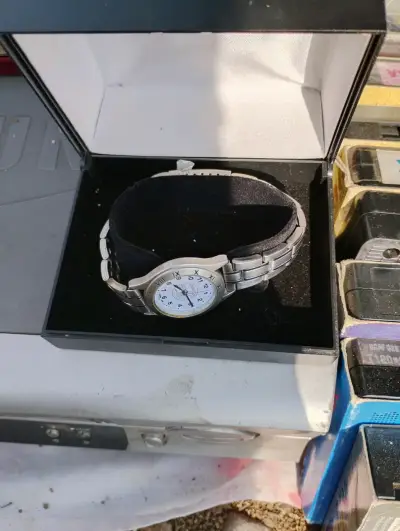 Reloj de pulsera clásico con correa metálica - miniatura 2