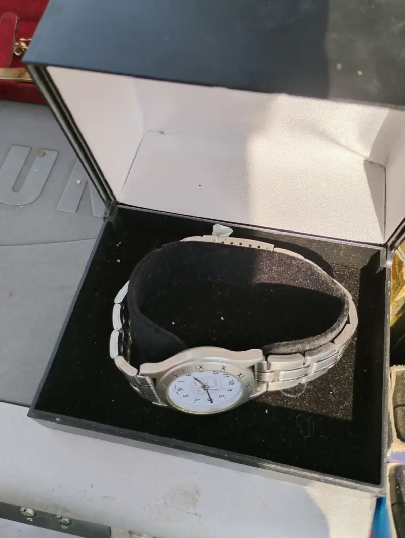 Reloj de pulsera clásico con correa metálica - 3