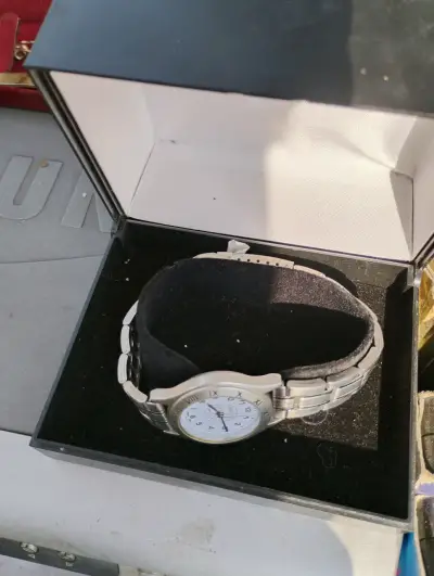 Reloj de pulsera clásico con correa metálica - miniatura 3