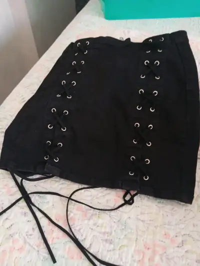 Falda negra con cordones estilo corsé - miniatura 1