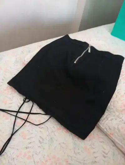 Falda negra con cordones estilo corsé - miniatura 2