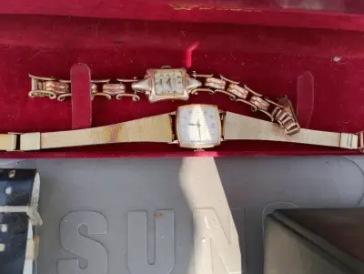 Relojes vintage de pulsera dorados - miniatura 1