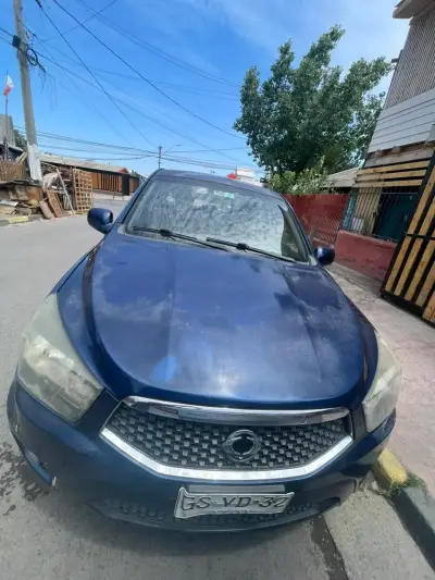 Auto SsangYong azul en buen estado - miniatura 1