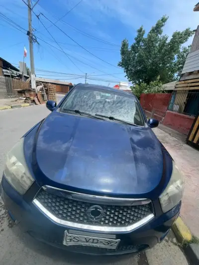 Auto SsangYong azul en buen estado - miniatura 2