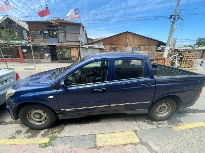 Auto SsangYong azul en buen estado - 3
