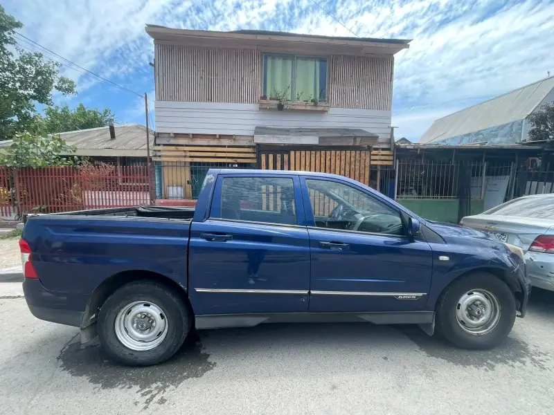 Auto SsangYong azul en buen estado - 5
