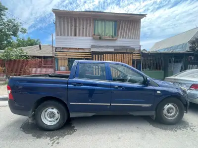 Auto SsangYong azul en buen estado - miniatura 5