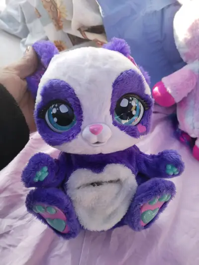 Peluche panda morado y blanco con ojos grandes - miniatura 1