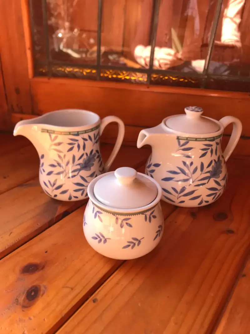 Juego de té de cerámica con diseño floral