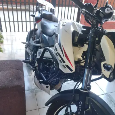 Motocicleta deportiva blanca en buen estado - miniatura 1