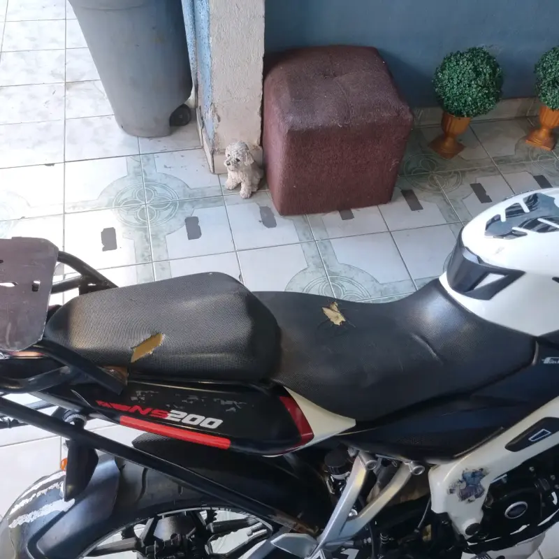 Motocicleta deportiva blanca en buen estado - 2