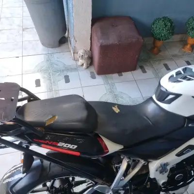 Motocicleta deportiva blanca en buen estado - miniatura 2